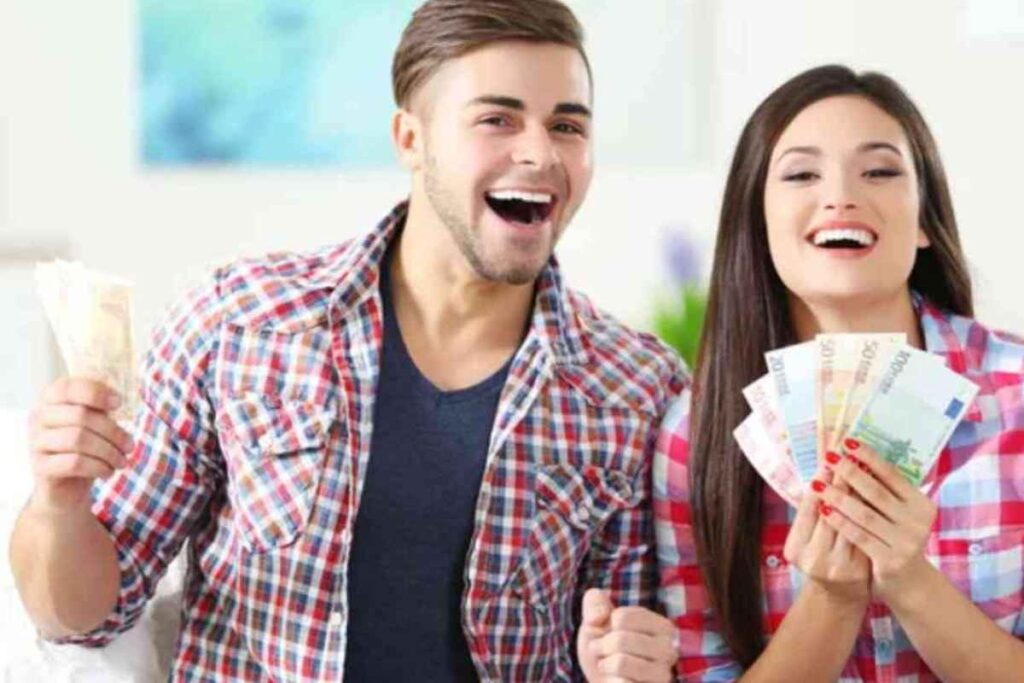 Coppia felice con soldi e bonus