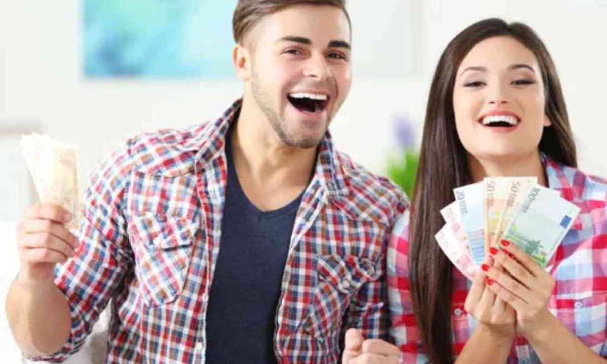 Coppia felice con soldi e bonus