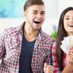 Coppia felice con soldi e bonus