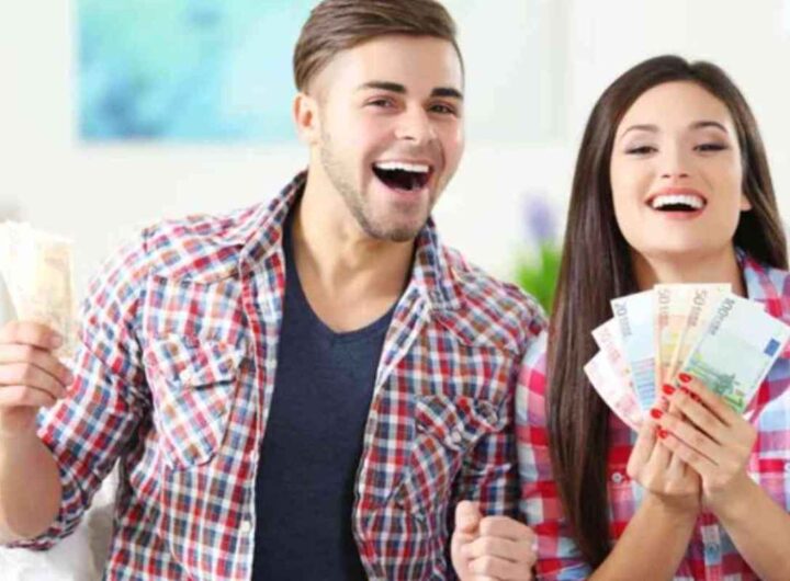 Coppia felice con soldi e bonus