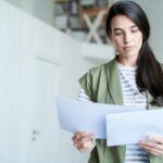 Donna legge documento