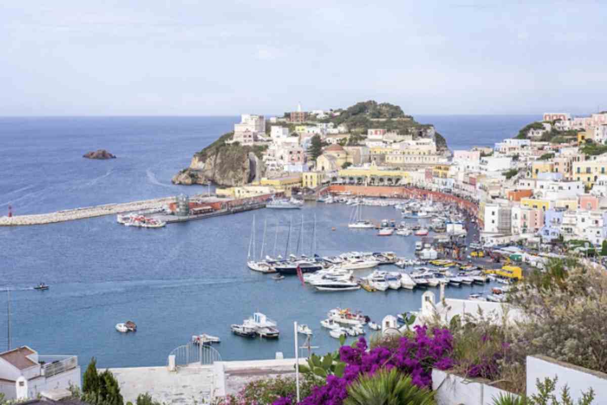 Spostandosi nel Lazio, l’Isola di Ponza emerge come un autentico paradiso nel Mar Tirreno centrale, perfetta per chi cerca un equilibrio tra bellezze naturali