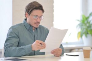 Uomo legge documento