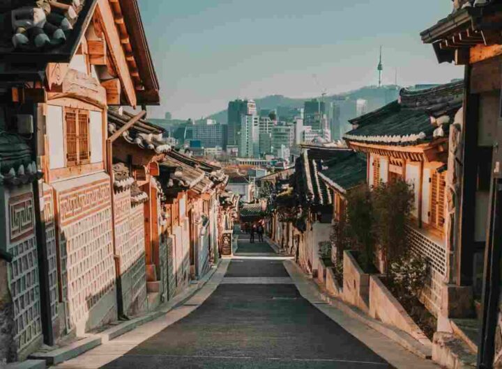 Tra vicoli fioriti e panorami da sogno: è il borgo perfetto per dirsi “ti amo