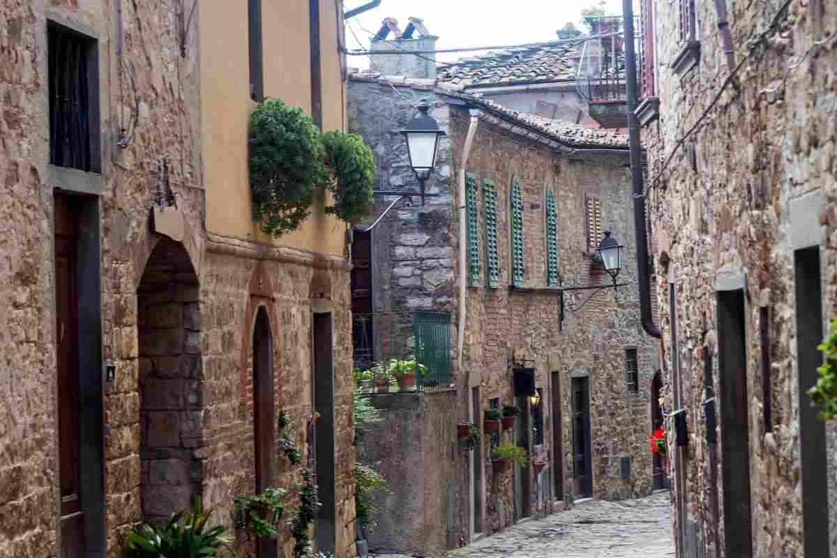 Tra vicoli fioriti e panorami da sogno: è il borgo perfetto per dirsi “ti amo, i dettagli