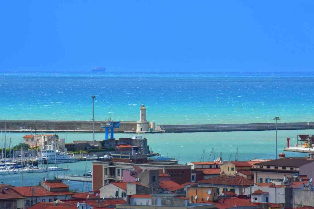 Non serve andare al Sud: c’è una spiaggia da favola vicino Livorno